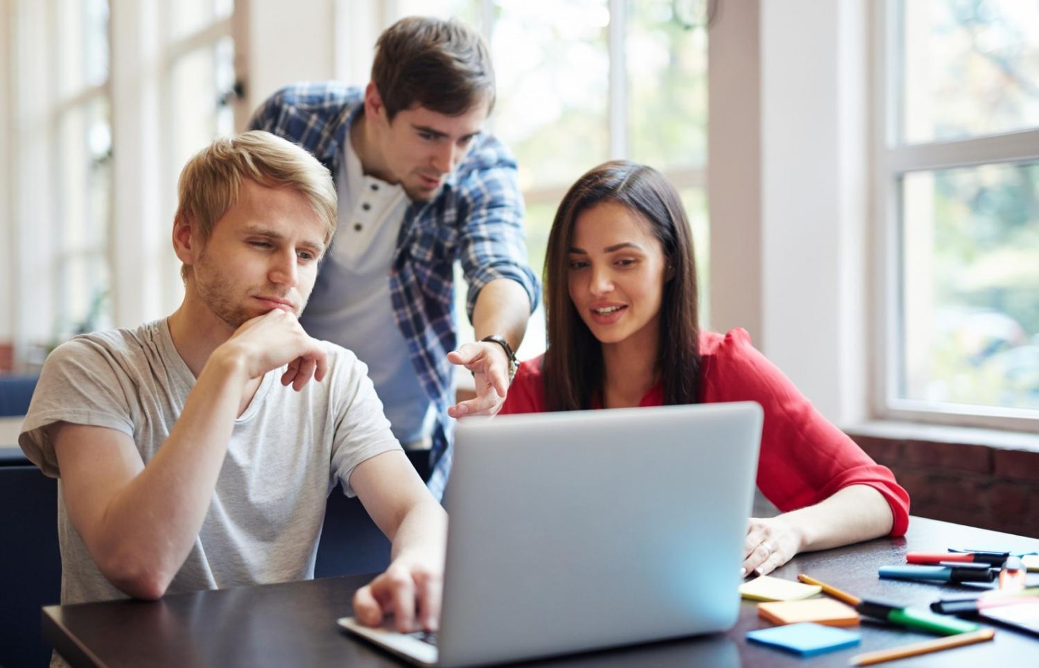 Professionelle Finanzberatung und Budgetplanung in modernem Büroumfeld