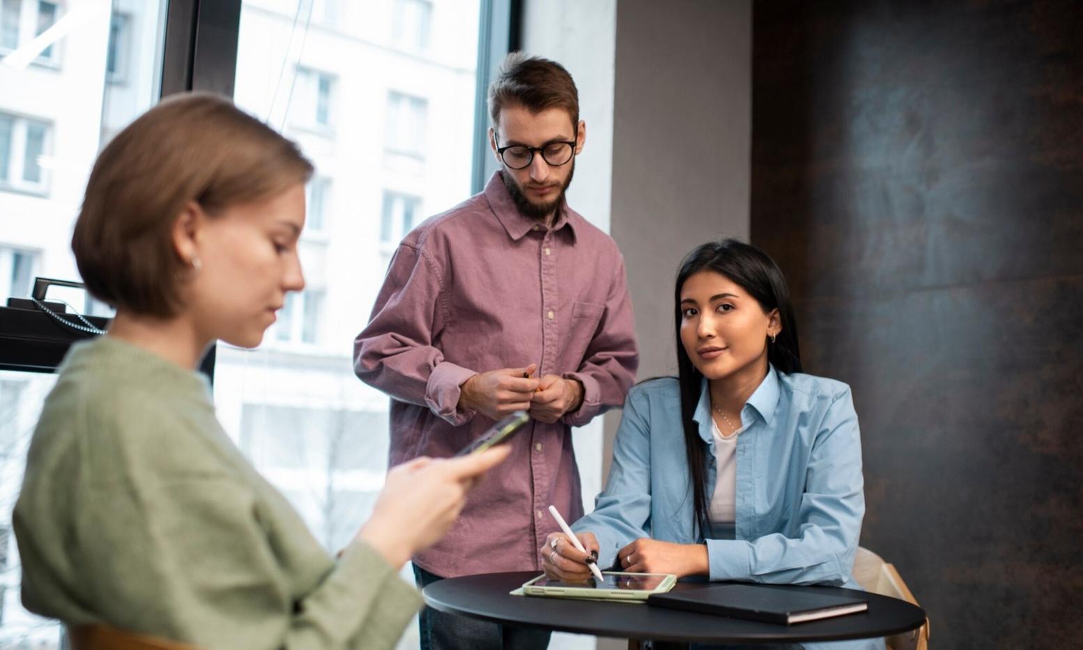 Studentin beim Finanzplanning am Schreibtisch