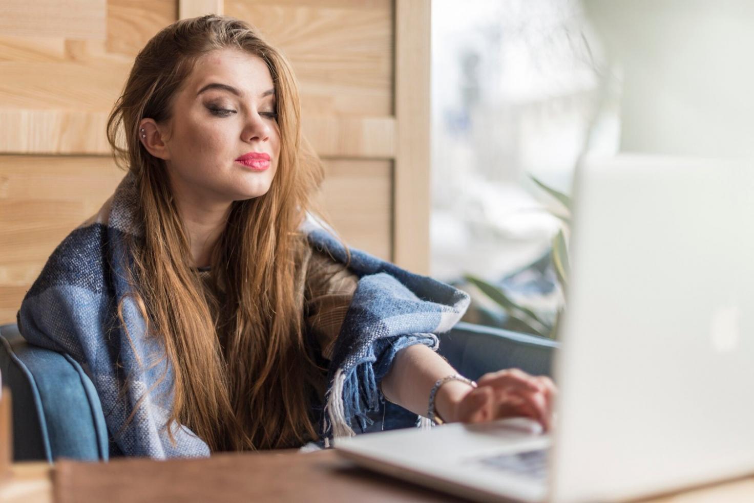 Professionelle Finanzberatung in modernem Büro mit Dokumenten und Analysegrafiken